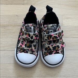 Converse Toddler Black and Pink Patterned 5